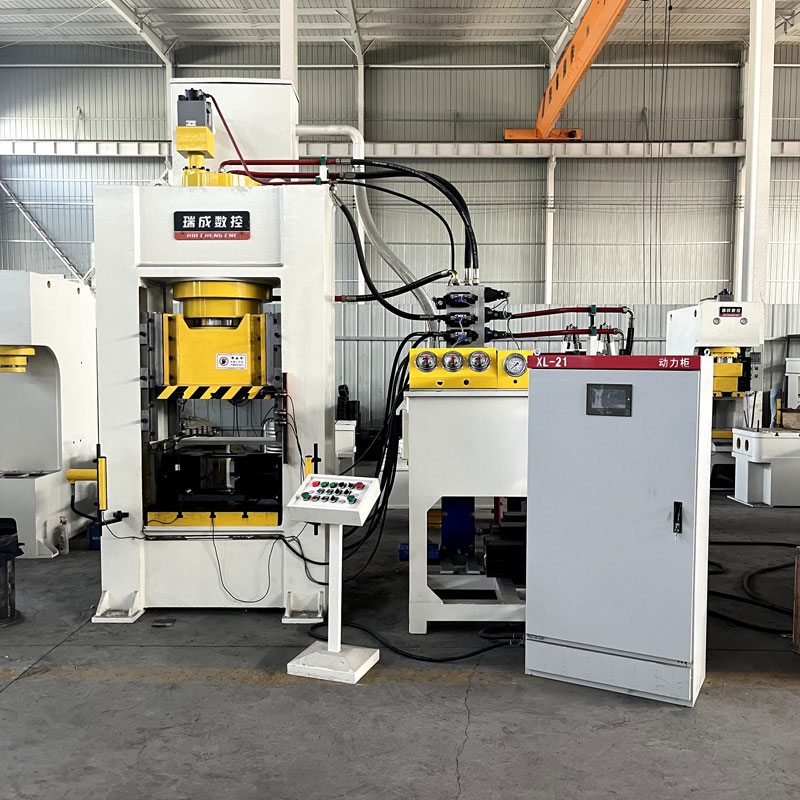 315T闭式三缸液压机热锻压制汽车转向套